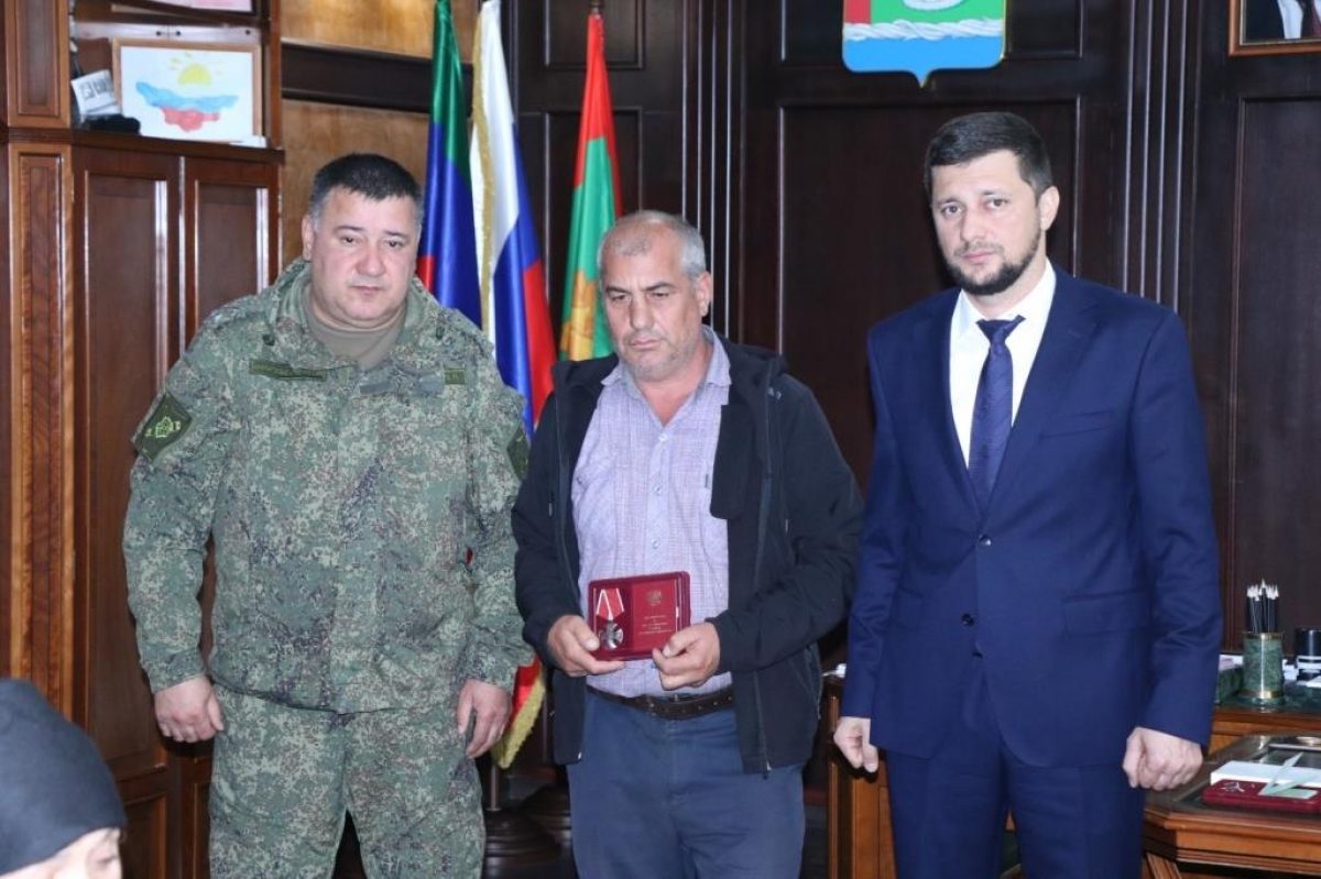 В администрации Магарамкентского района родным погибших участников СВО вручили Ордена Мужества (посмертно)