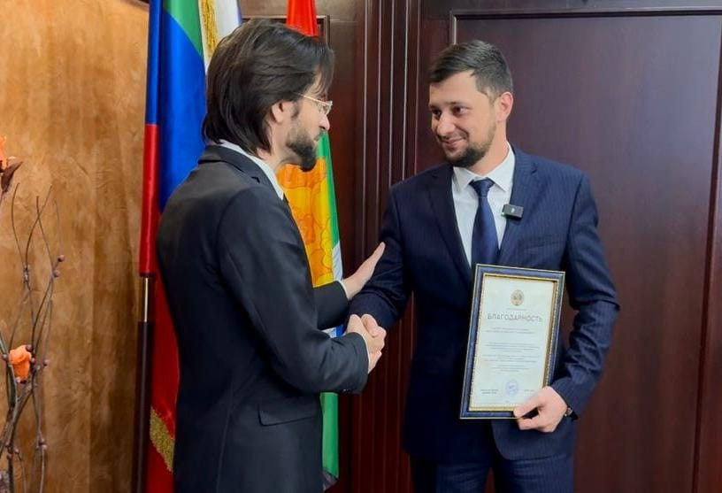 Врип главы Магарамкентского района Нариману Эфендиеву вручили Благодарность центра «Добрые руки» за помощь детям сиротам