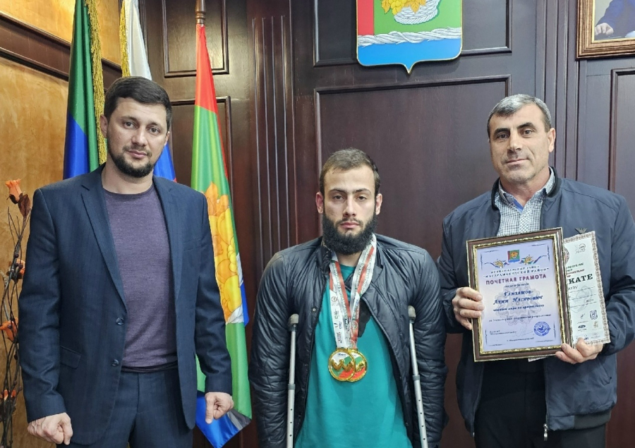 Глава Магарамкентского района Нариман Эфендиев встретился с победителем мирового первенства Акимом Гамзатовым.