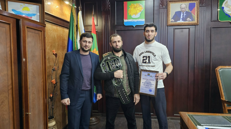 Глава Магарамкентского района Нариман Эфендиев встретился с чемпионом профессиональной лиги OpenFC.