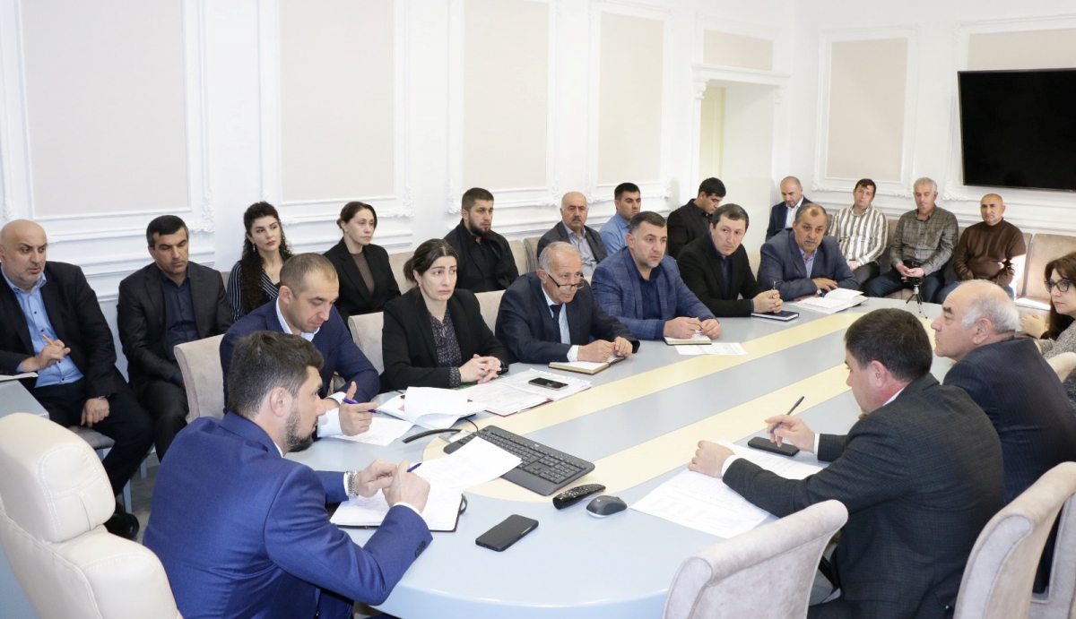 Под руководством Наримана Эфендиева в администрации Магарамкентского района прошло плановое совещание