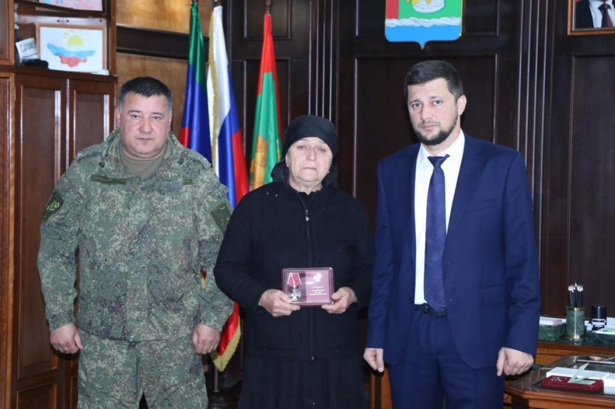В администрации Магарамкентского района родным погибших участников СВО вручили Ордена Мужества (посмертно)