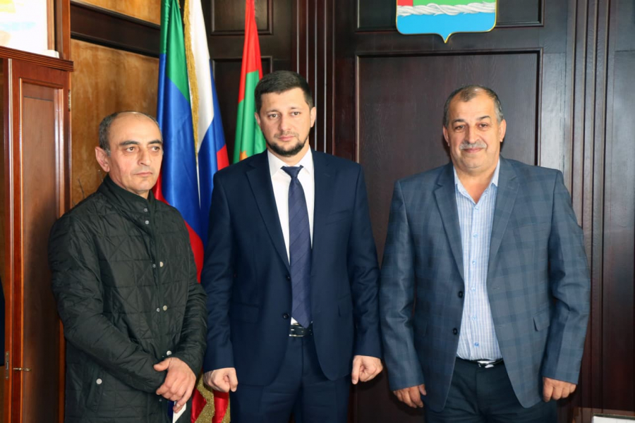 Нариман Эфендиев вручил учителю из Магарамкентского района, добровольцем уехавшему в зону СВО, знак «Почётный работник сферы образования РФ»