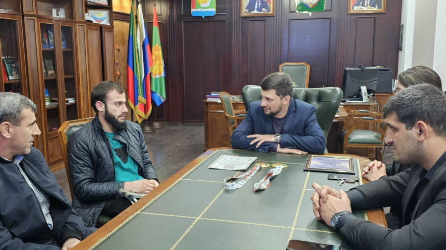 Глава Магарамкентского района Нариман Эфендиев встретился с победителем мирового первенства Акимом Гамзатовым.