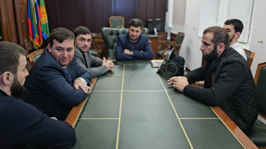 Глава Магарамкентского района Нариман Эфендиев встретился с чемпионом профессиональной лиги OpenFC.