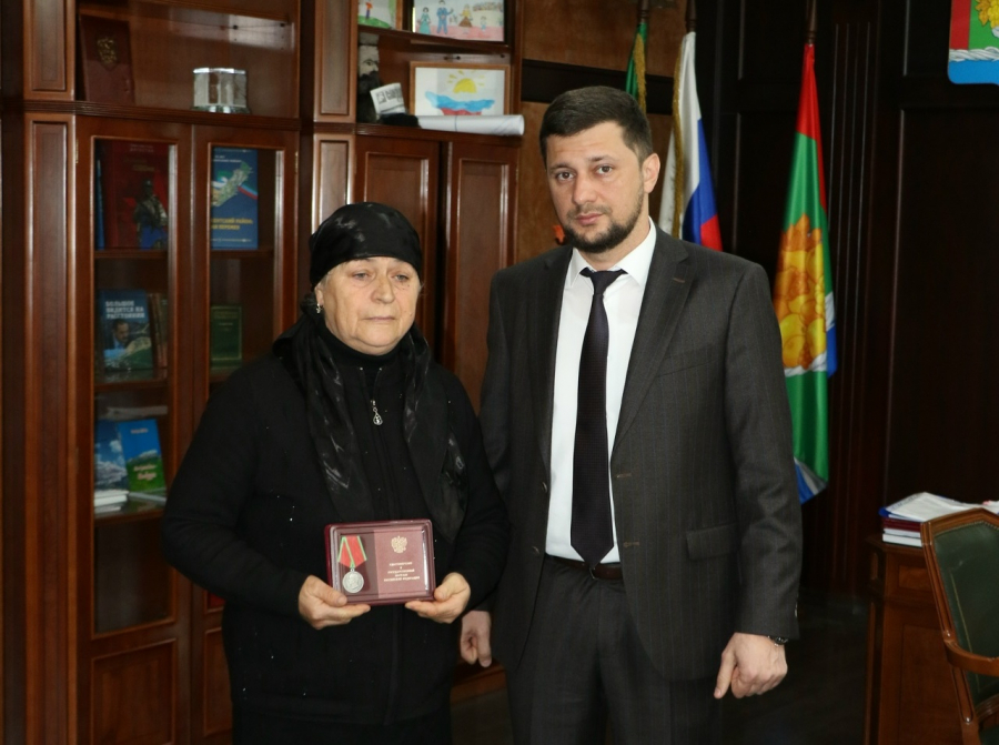 В администрации Магарамкентского района родным погибших героев вручили Ордена Мужества (посмертно)