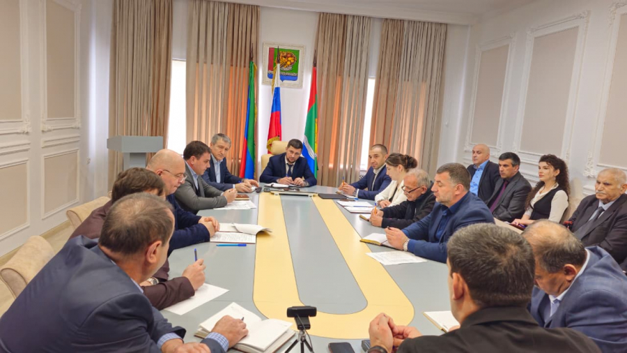 Под руководством Наримана Эфендиева в администрации Магарамкентского района состоялось совещание по актуальным вопросам