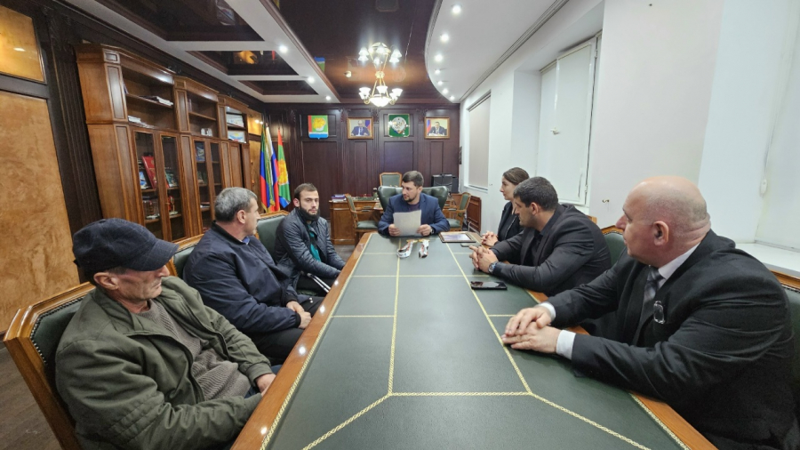 Глава Магарамкентского района Нариман Эфендиев встретился с победителем мирового первенства Акимом Гамзатовым.