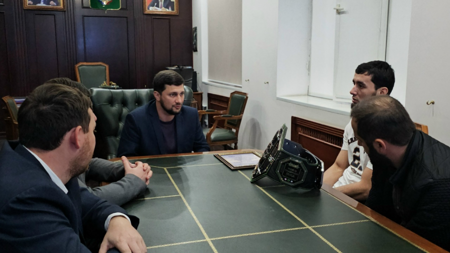 Глава Магарамкентского района Нариман Эфендиев встретился с чемпионом профессиональной лиги OpenFC.