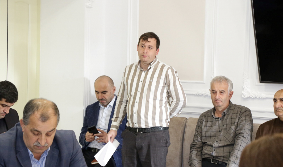 Под руководством Наримана Эфендиева в администрации Магарамкентского района прошло плановое совещание