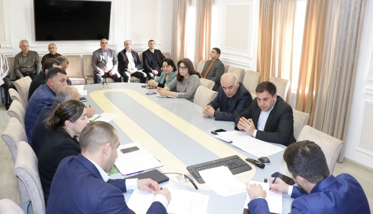 Под руководством Наримана Эфендиева в администрации Магарамкентского района прошло плановое совещание