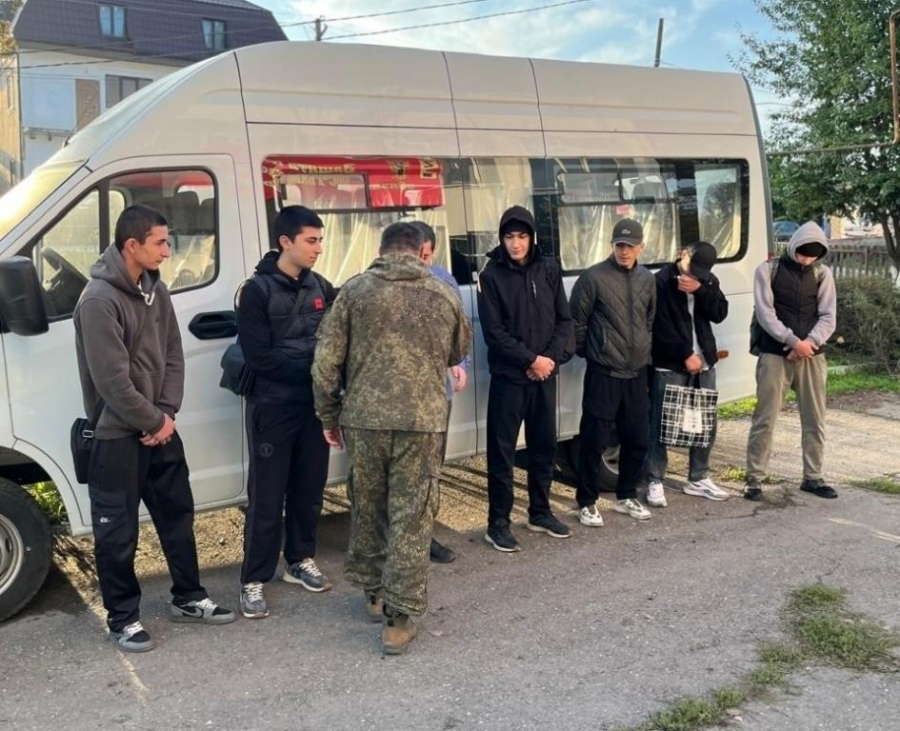 Две группы срочников из Магарамкентского района отправлены на службу в ряды ВС России в рамках осенней призывной кампании