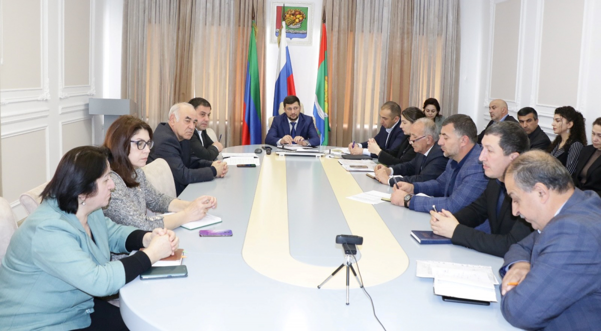 Под руководством Наримана Эфендиева в администрации Магарамкентского района прошло плановое совещание