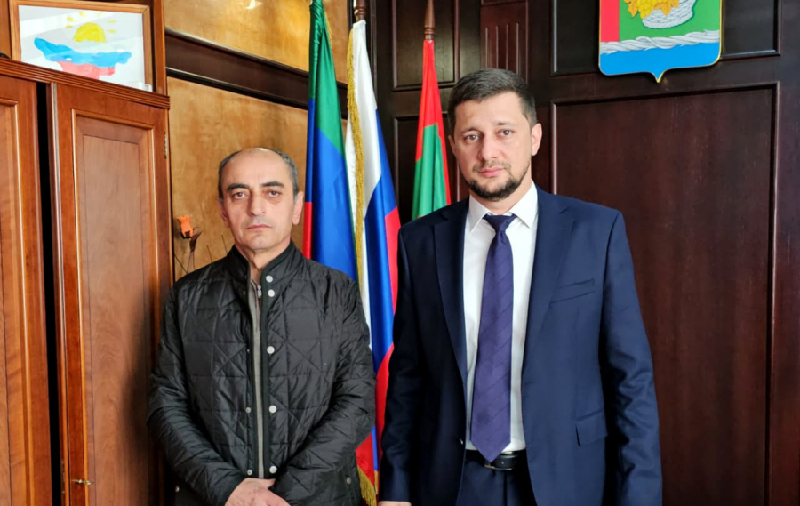 Нариман Эфендиев вручил учителю из Магарамкентского района, добровольцем уехавшему в зону СВО, знак «Почётный работник сферы образования РФ»