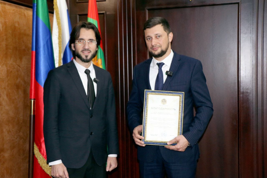 Врип главы Магарамкентского района Нариману Эфендиеву вручили Благодарность центра «Добрые руки» за помощь детям сиротам