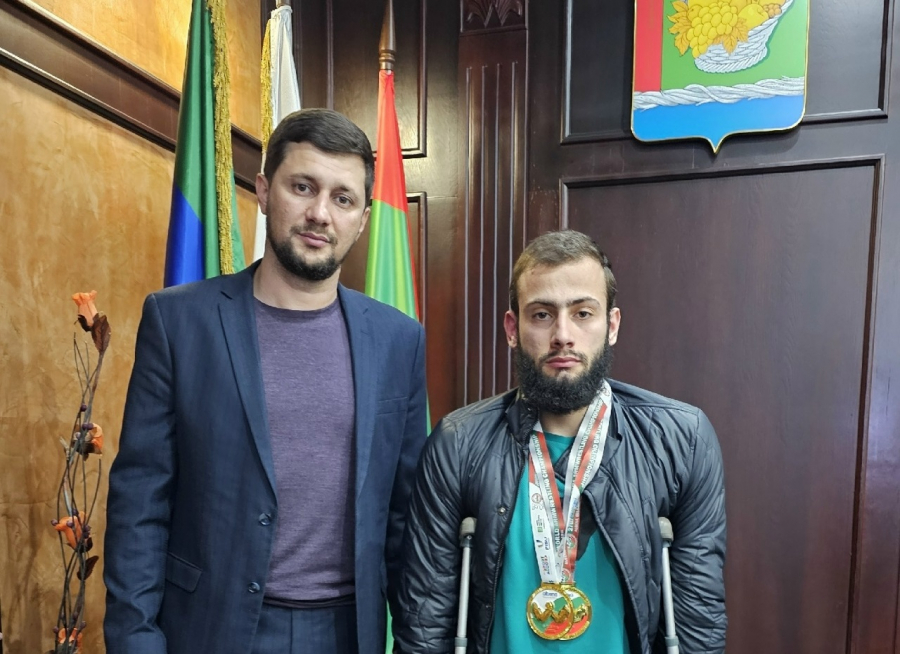 Глава Магарамкентского района Нариман Эфендиев встретился с победителем мирового первенства Акимом Гамзатовым.