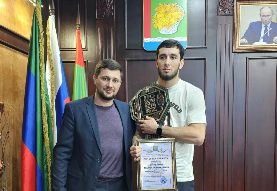 Глава Магарамкентского района Нариман Эфендиев встретился с чемпионом профессиональной лиги OpenFC.