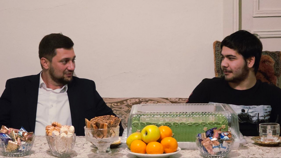 В День Героев Отечества глава Магарамкентского района Нариман Эфендиев на дому навестил участника СВО Рамазана Бейбутова